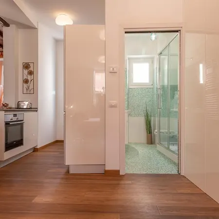 Emma - Lovely In Trastevere